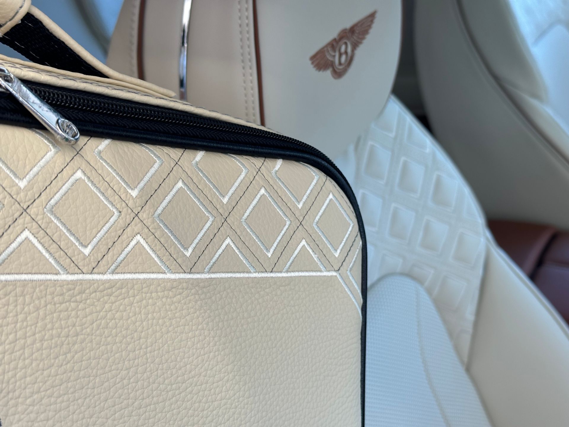 Een bentley-logo staat op de hoofdsteun van een auto