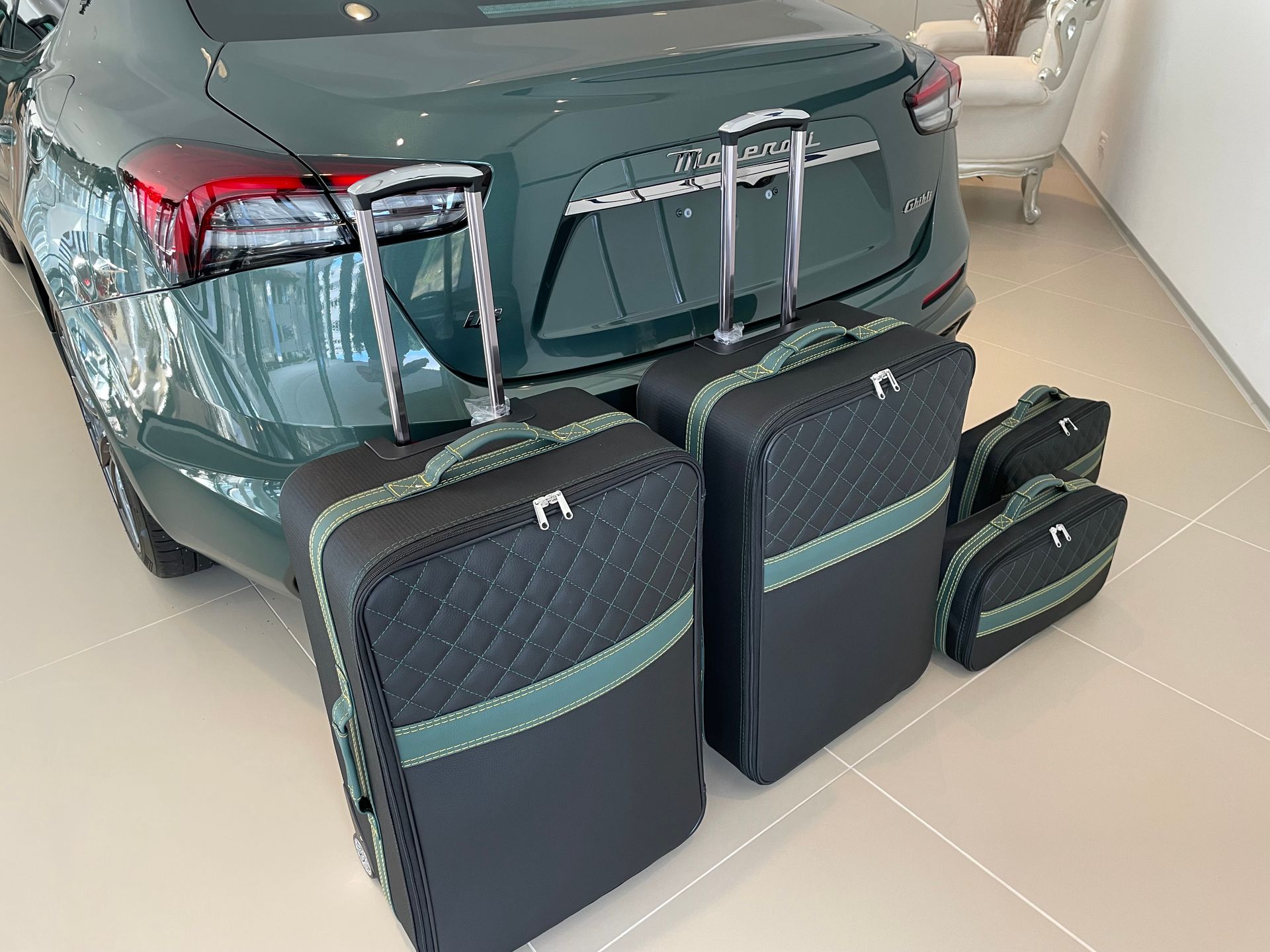 Een groene auto met bagage achterop