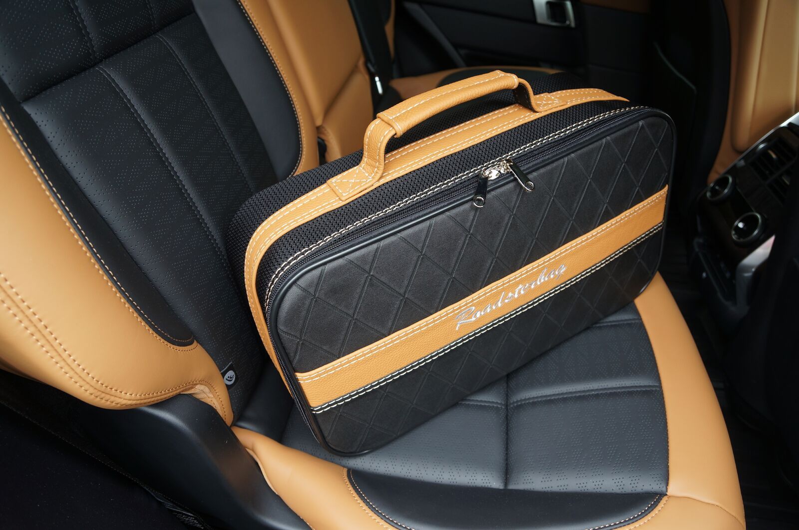 Een tas ligt op de achterbank van een auto