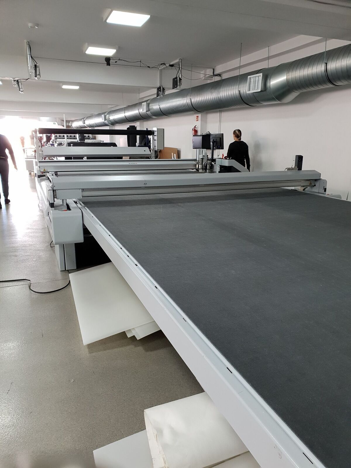 Een rij snijmachines staat opgesteld in een kamer