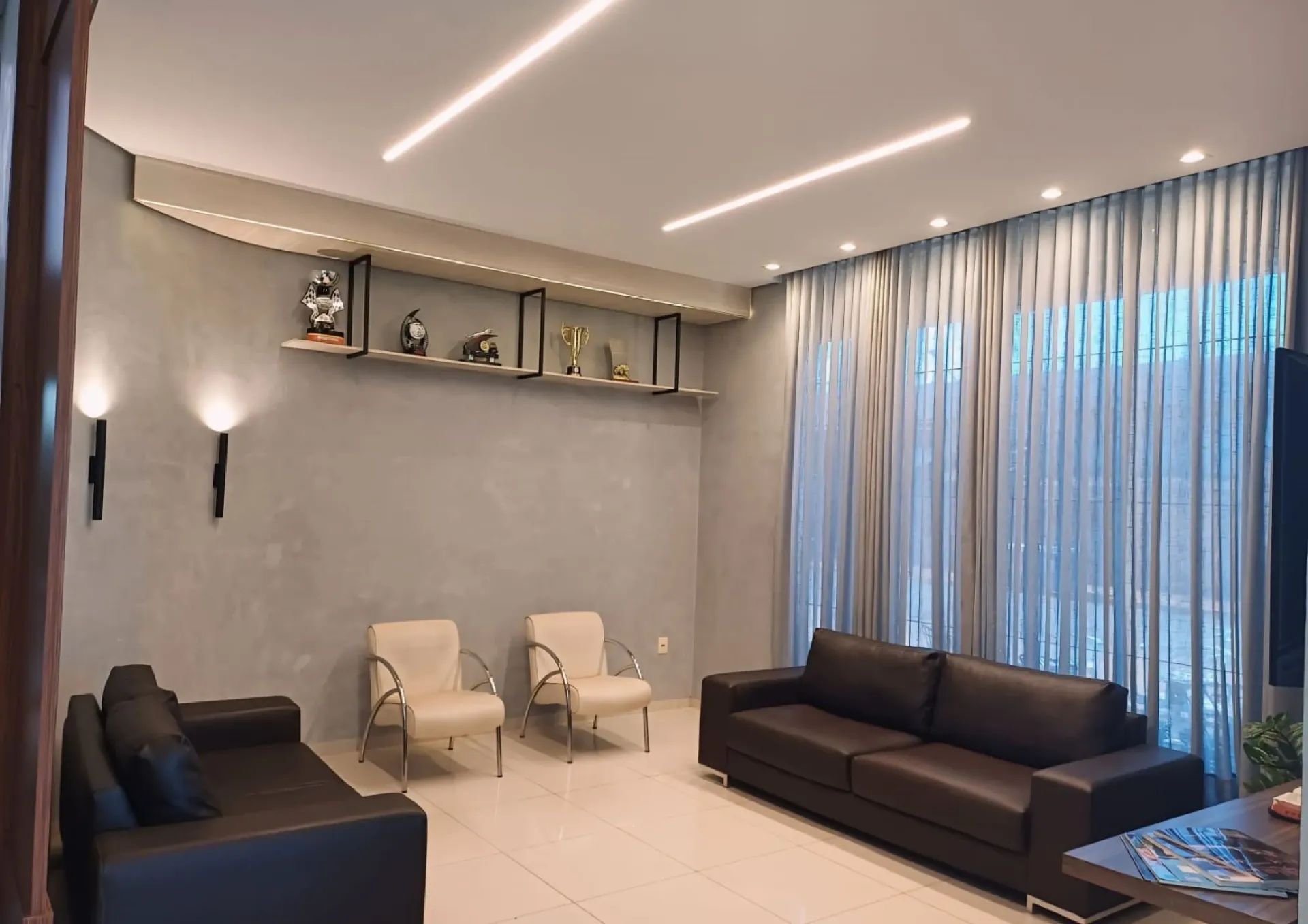 Uma sala de estar com um sofá e duas cadeiras-Executive-Hotel-MT