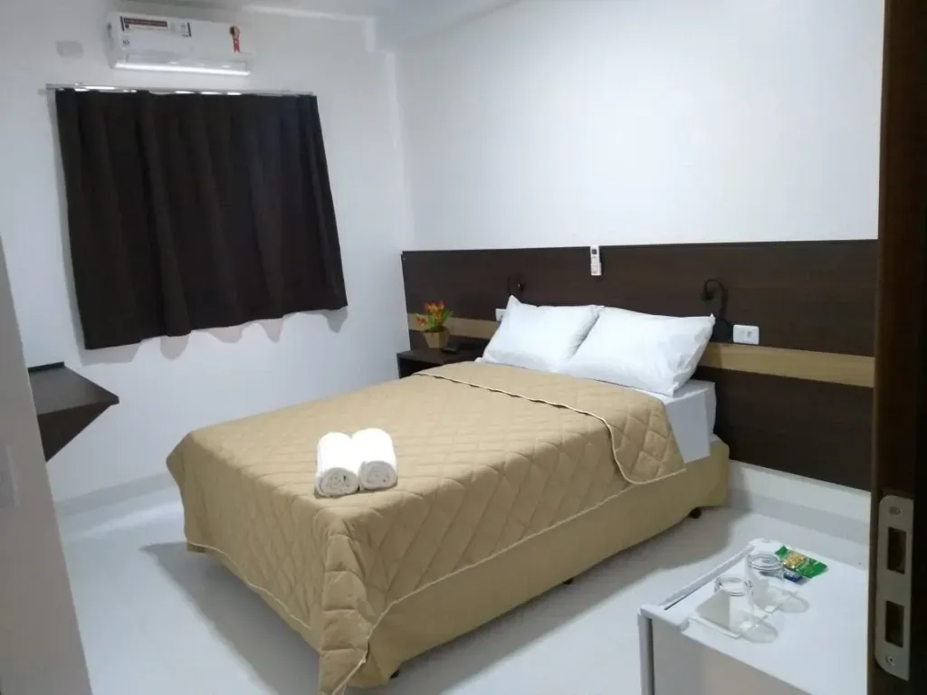 Um quarto de hotel com uma cama e uma janela-Executive-Hotel-MT