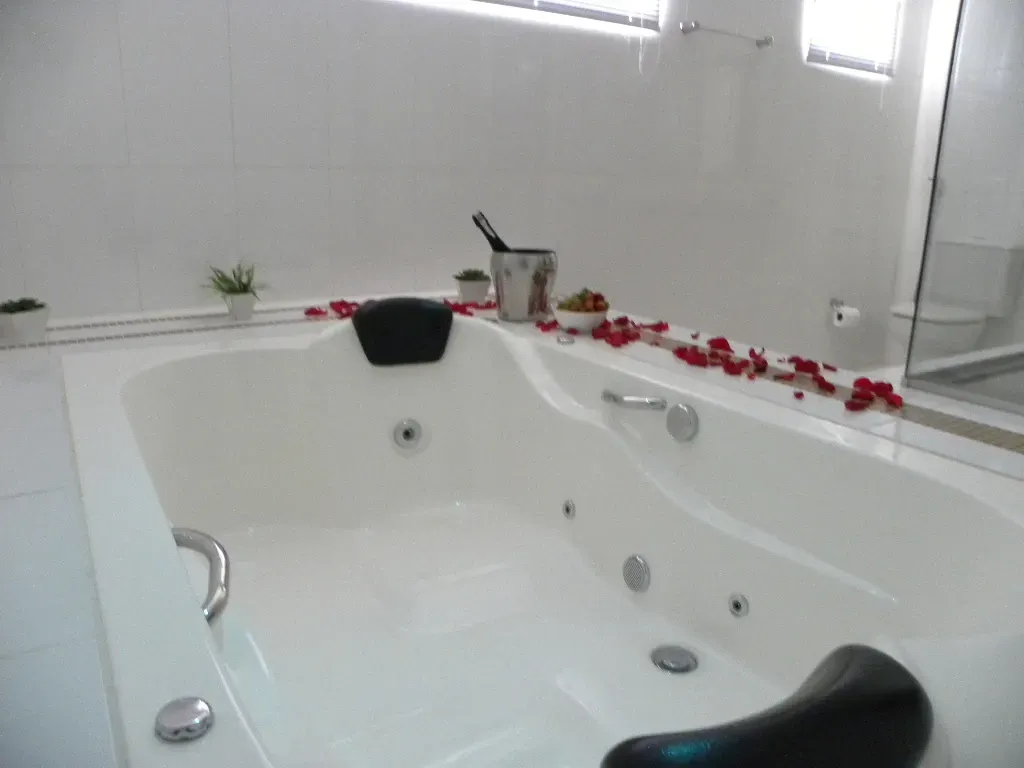 Há duas cadeiras e um sofá na sala de estar.-Executive-Hotel-MT