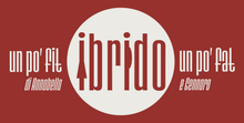 Striscione rosso con logo circolare bianco con la scritta &ldquo;&iacute;brido&rdquo; e il testo &ldquo;un po' fiot / un po' fet&rdquo; su entrambi i lati