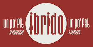 Striscione rosso con logo circolare bianco con la scritta &ldquo;&iacute;brido&rdquo; e il testo &ldquo;un po' fiot / un po' fet&rdquo; su entrambi i lati