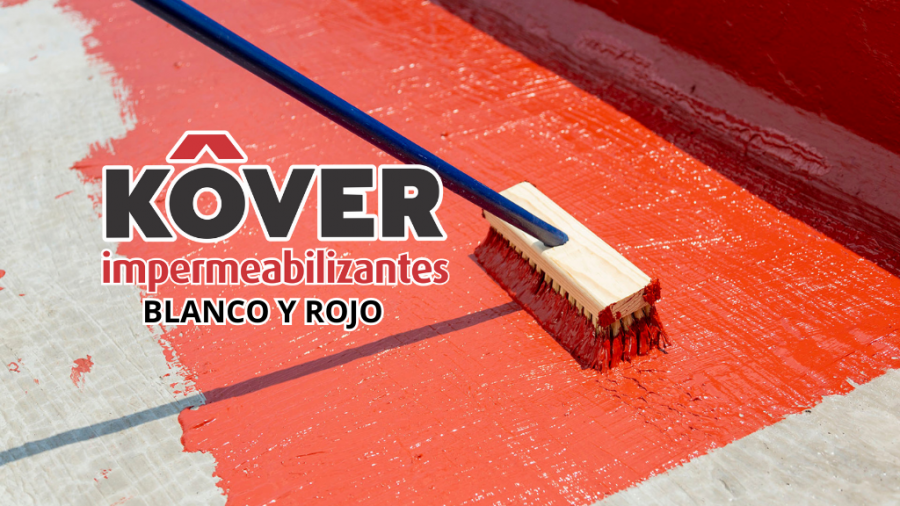 Un salón con un sofá rosa y una pared blanca.