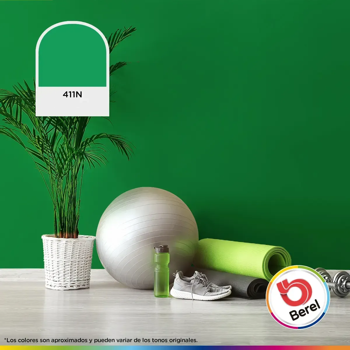 Una pared verde con una planta, una pelota de pilates y una estera de yoga sobre una mesa.