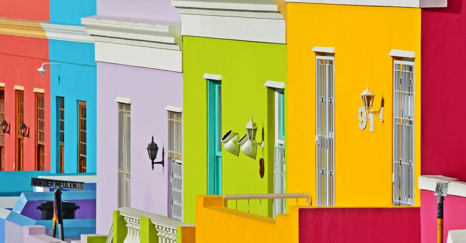 Una hilera de casas coloridas pintadas de diferentes colores.