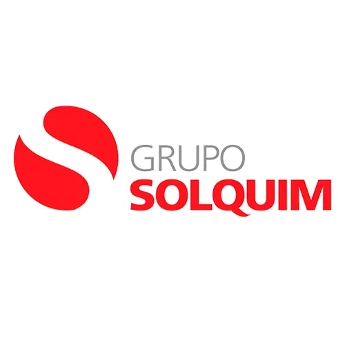 Un logotipo rojo y blanco para grupo solquim sobre un fondo blanco.