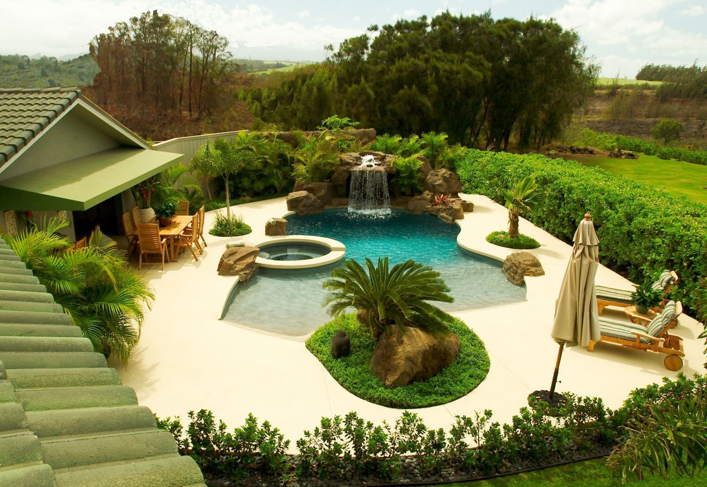 swimming pool contractor Maui, Kula infinity pool overlooking Pacific Ocean