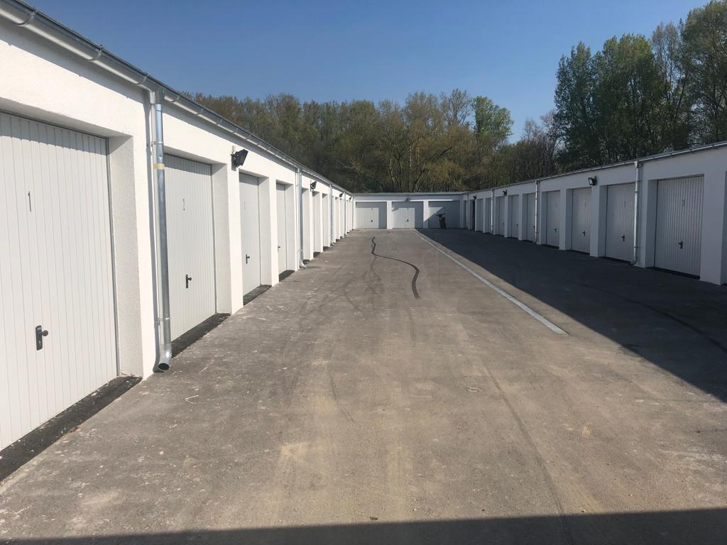 fertige Straße vor weißen Garagen