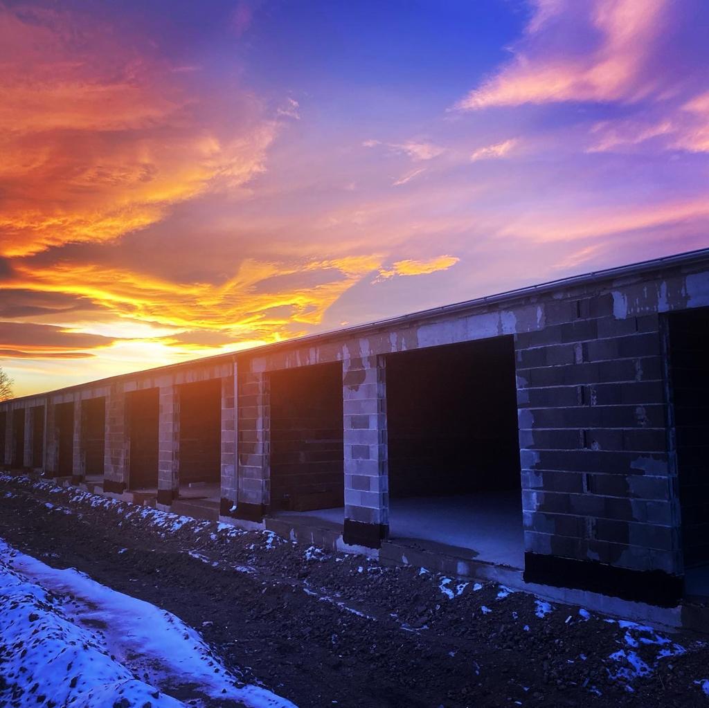 Garagen Rohbau im Sonnenuntergang