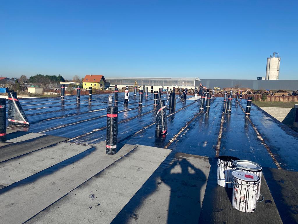 Dach mit schwarzer Farbe