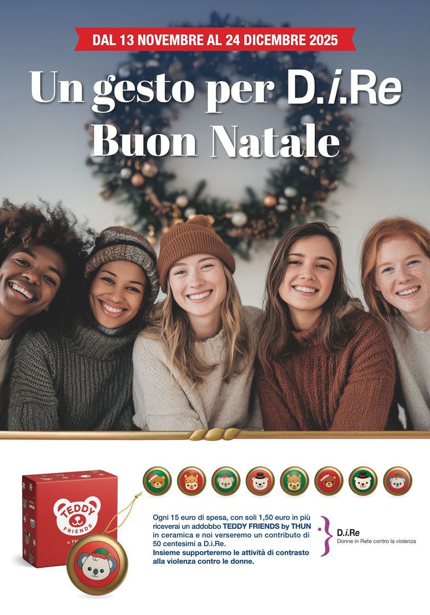 Pubblicità con donne sorridenti, ghirlanda natalizia, scatola rossa con orso e testo "Un gesto per DiRe Buon Natale".