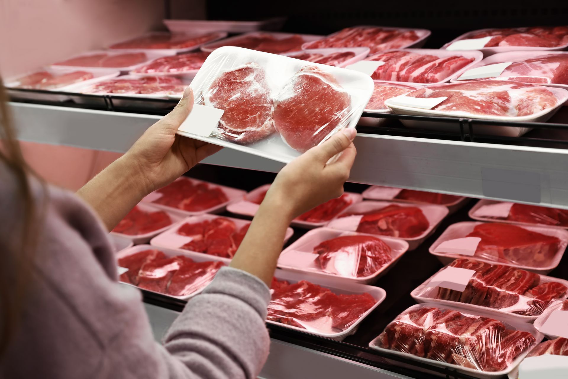 Un paio di persone stanno facendo la spesa in un supermercato ECU