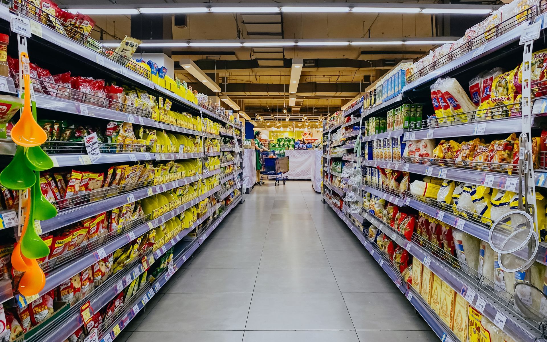La gente fa la spesa in un supermercato ECU