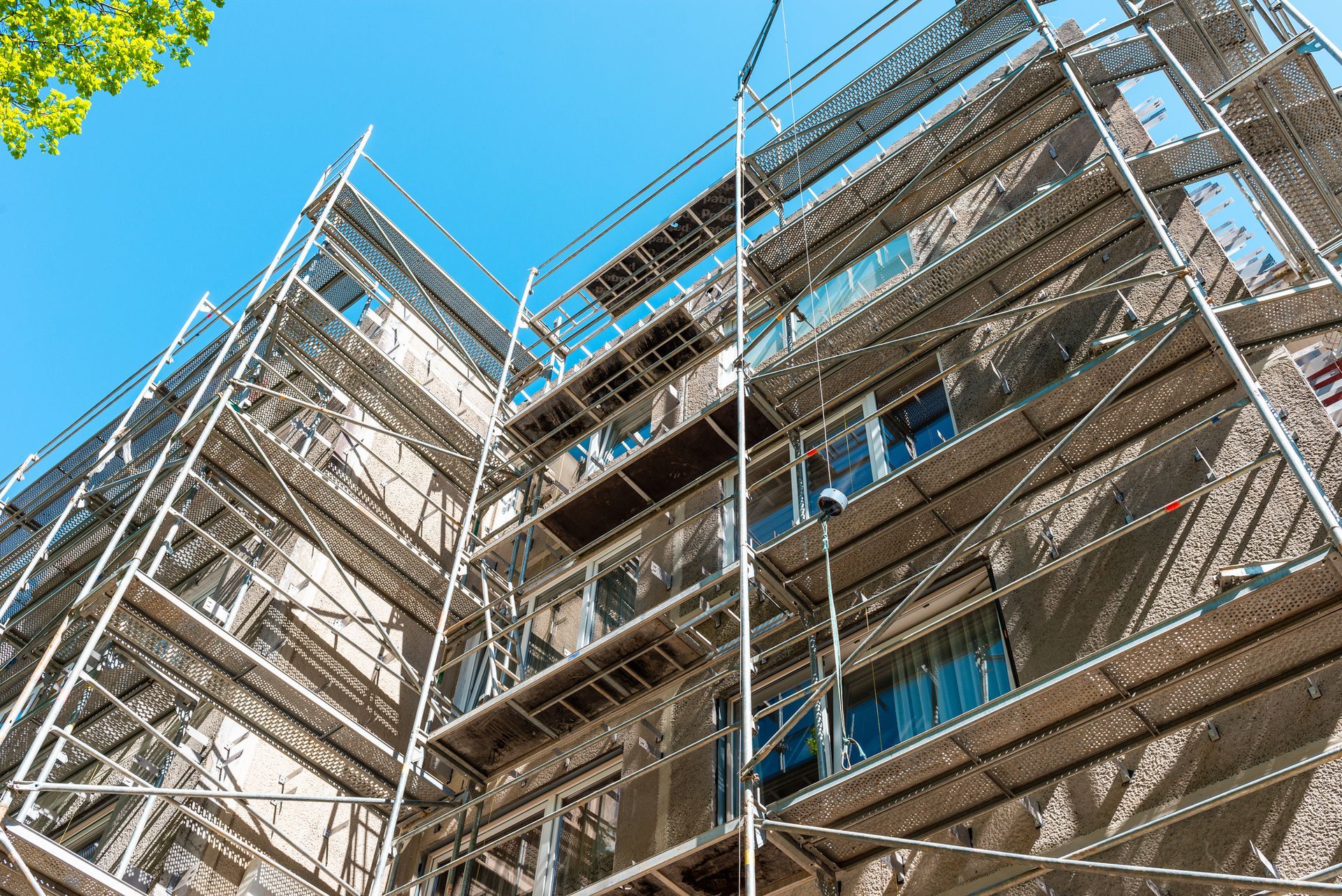Un edificio in costruzione con impalcature ai lati.