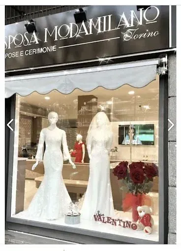 Una vetrina di abiti da sposa in un negozio.