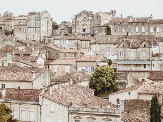 Una vista aerea di una città con molti edifici e tetti.