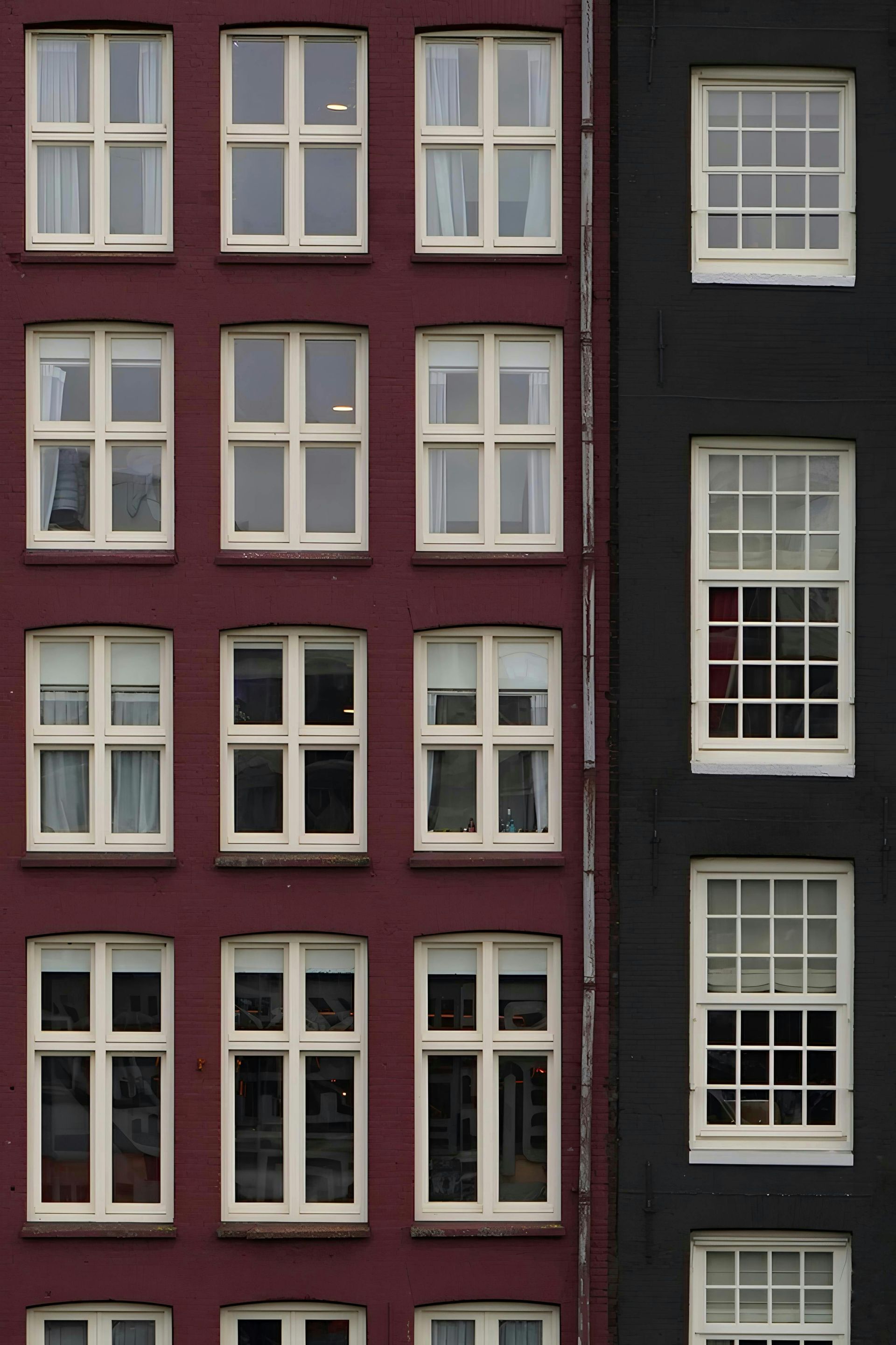 Un edificio rosso e nero con molte finestre