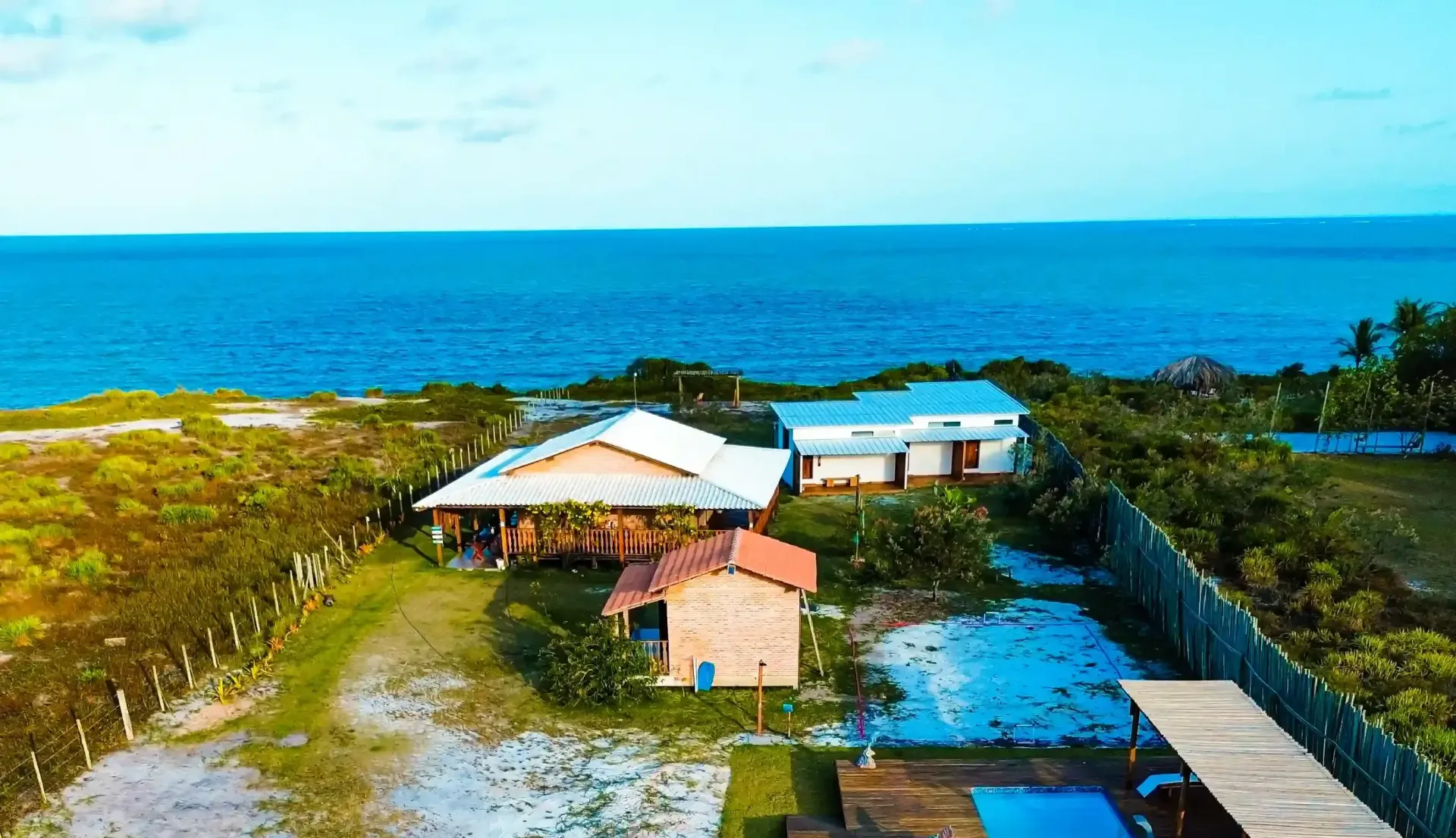 Uma vista aérea de uma casa próxima ao oceano.-Aponem-Pousada-E-Spa