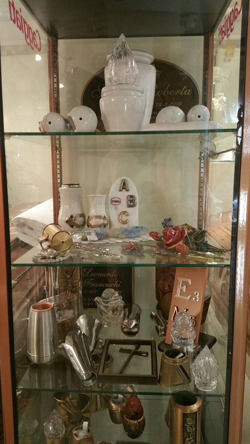 vendita di accessori per la decorazione tombale