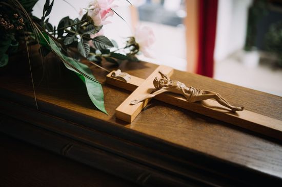 Cassa funebre con crocifisso in legno