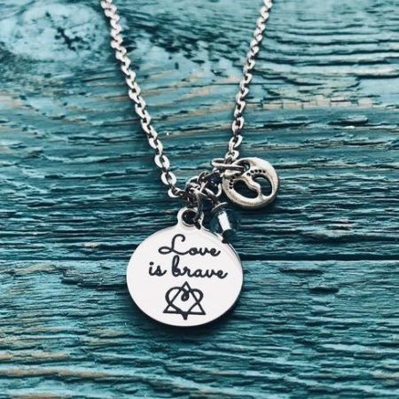 Silver necklace with pendant engraved 