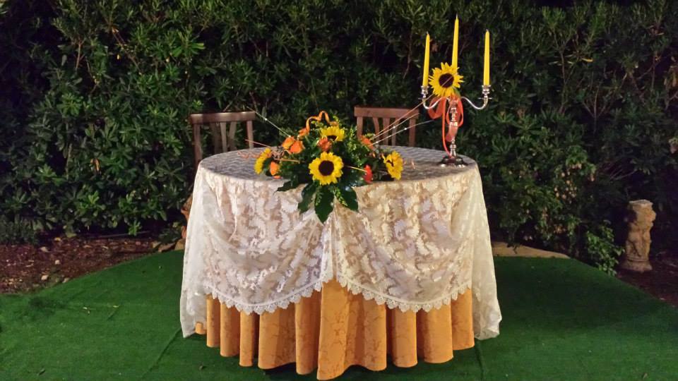 Tavolo degli sposi allestito all'esterno