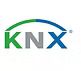 Logo KNX verde e blu con una linea curva sopra le lettere.