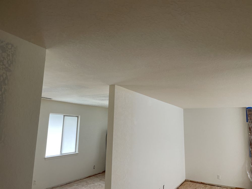 An empty room with a fireplace in the middle of it