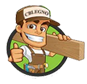 Mascotte di un boscaiolo dei cartoni animati con un berretto, sorridente e che tiene in mano una grossa tavola di legno.
