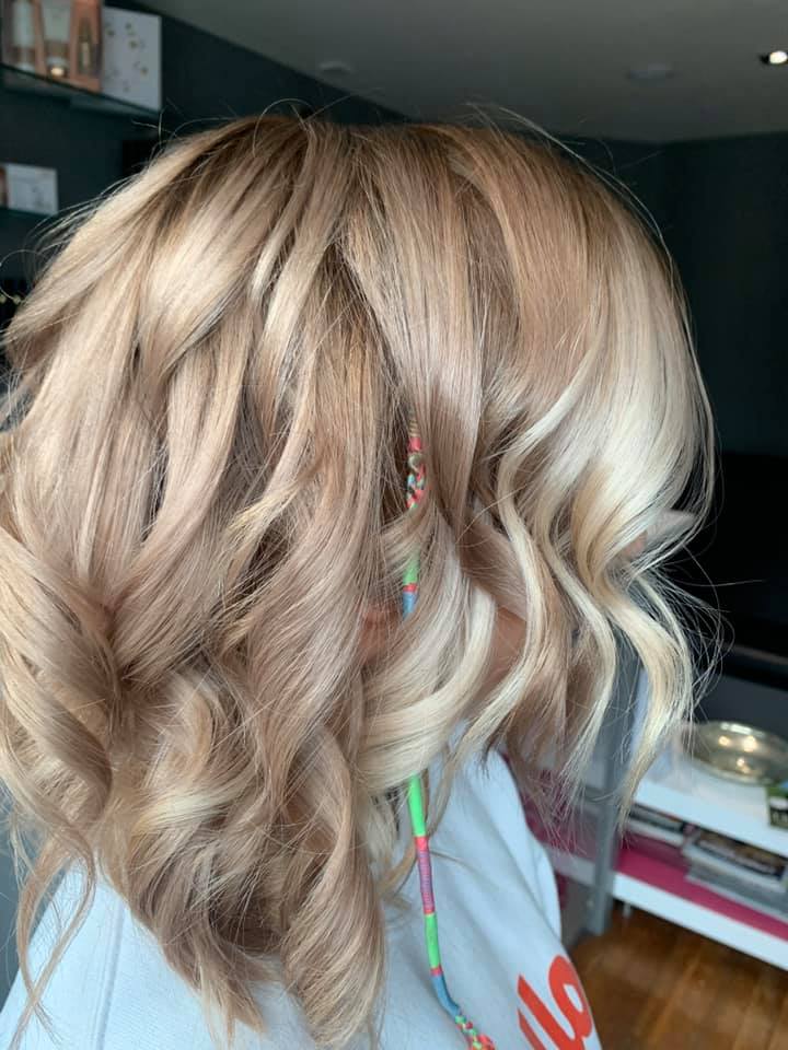 blonde hair in loose waves