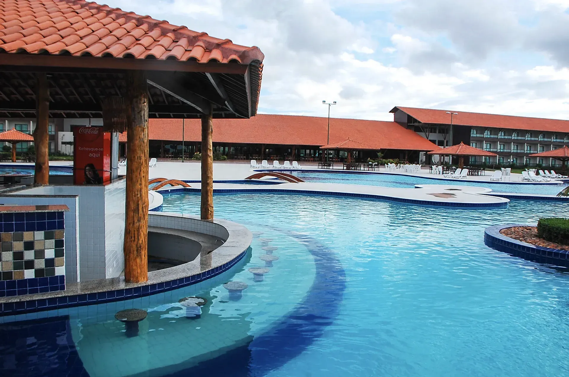 Uma grande piscina com um bar no meio
