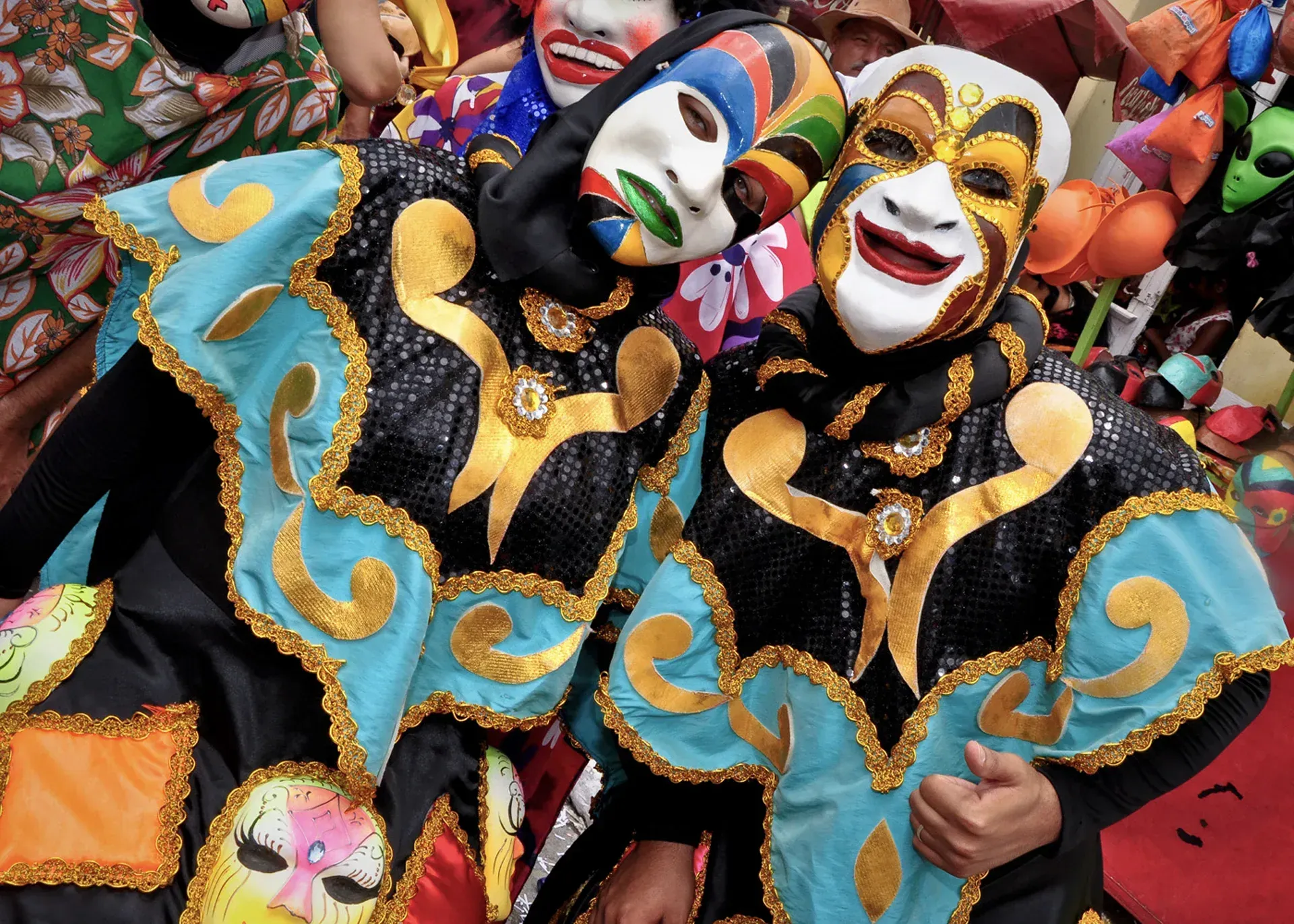 Algumas pessoas vestindo fantasias e máscaras coloridas