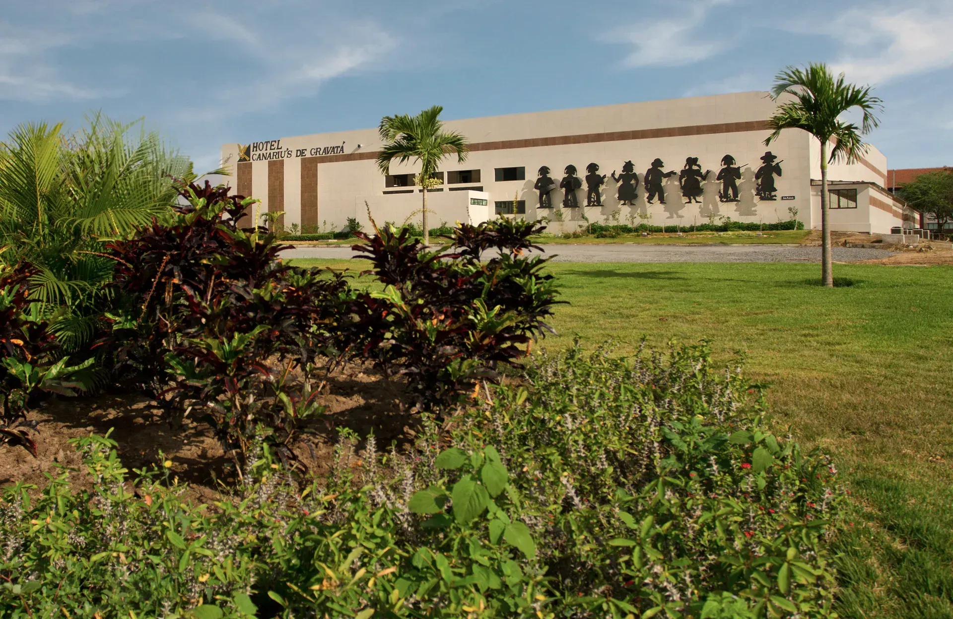 Um grande edifício com muitas plantas na frente