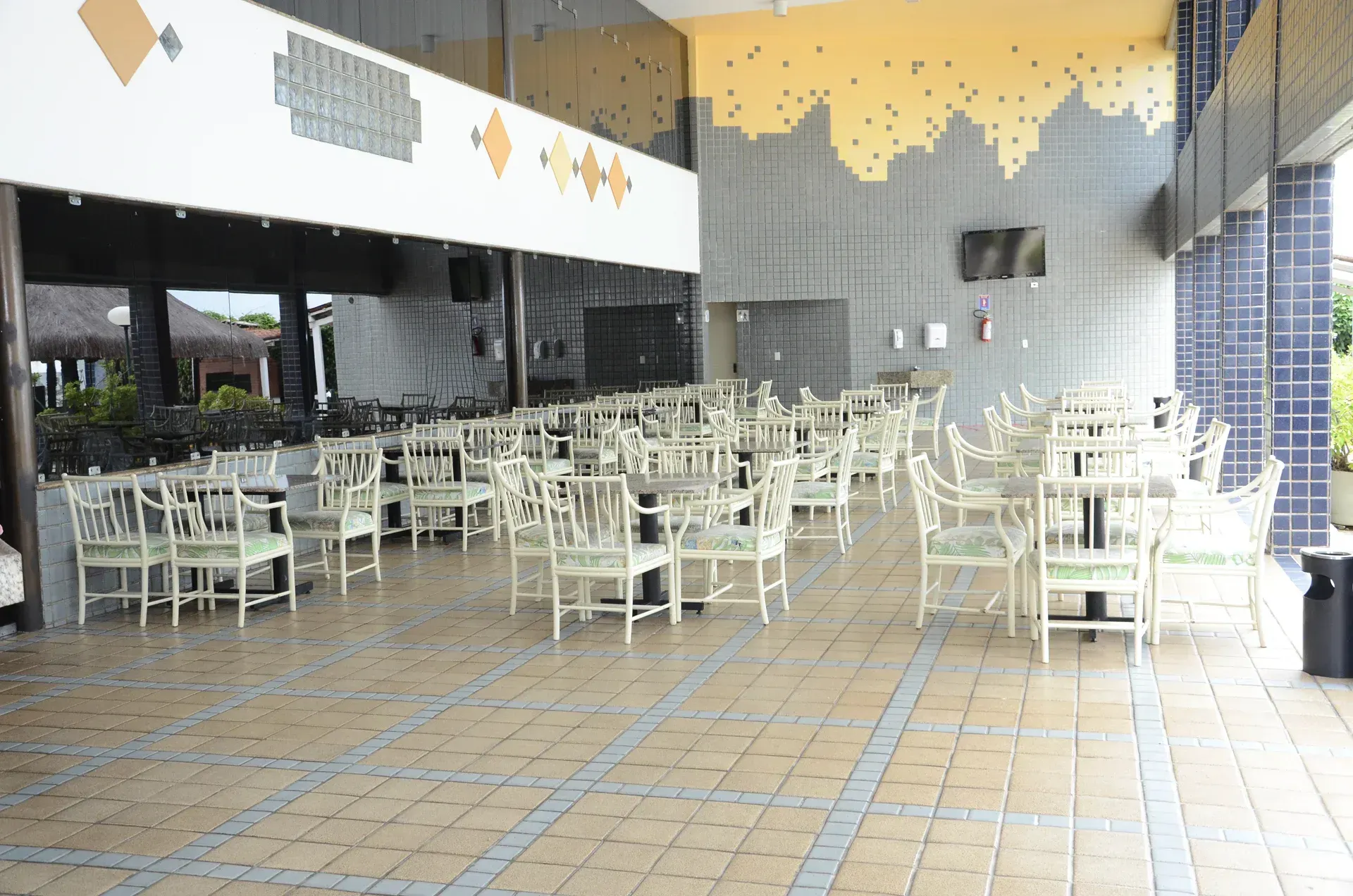Uma sala grande com mesas e cadeiras
