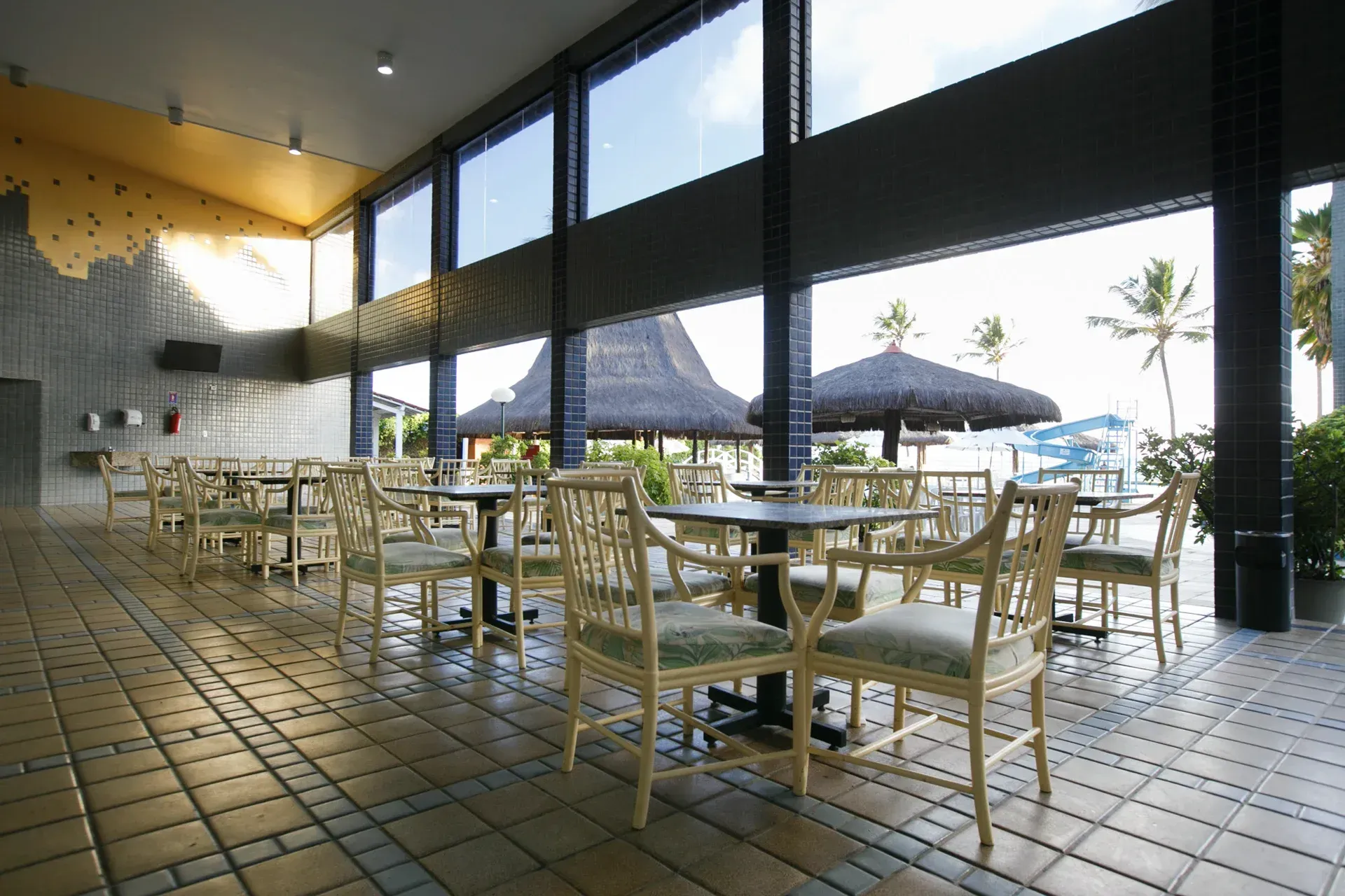 Uma sala grande com mesas e cadeiras