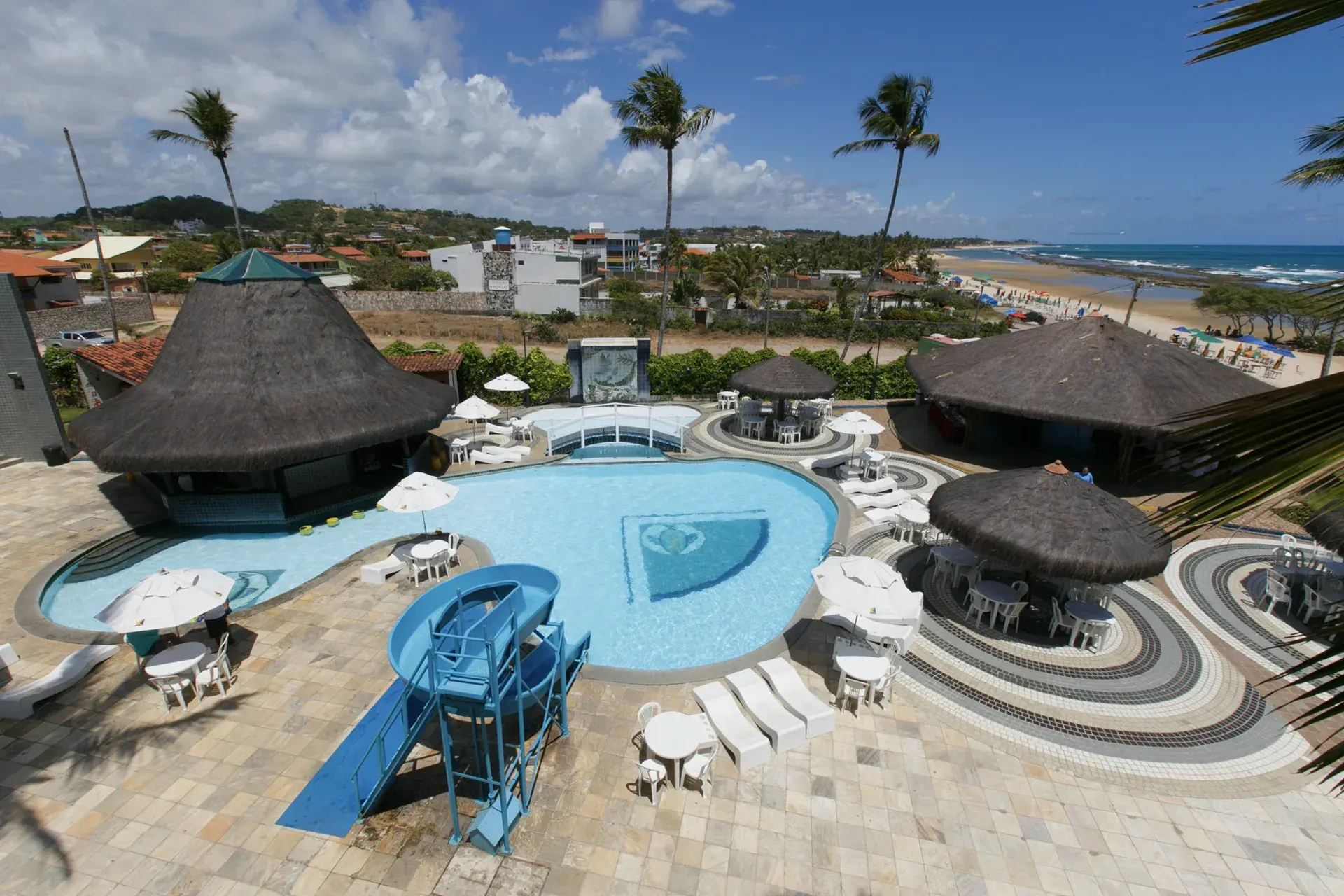 Uma vista aérea de um resort com uma grande piscina e um toboágua