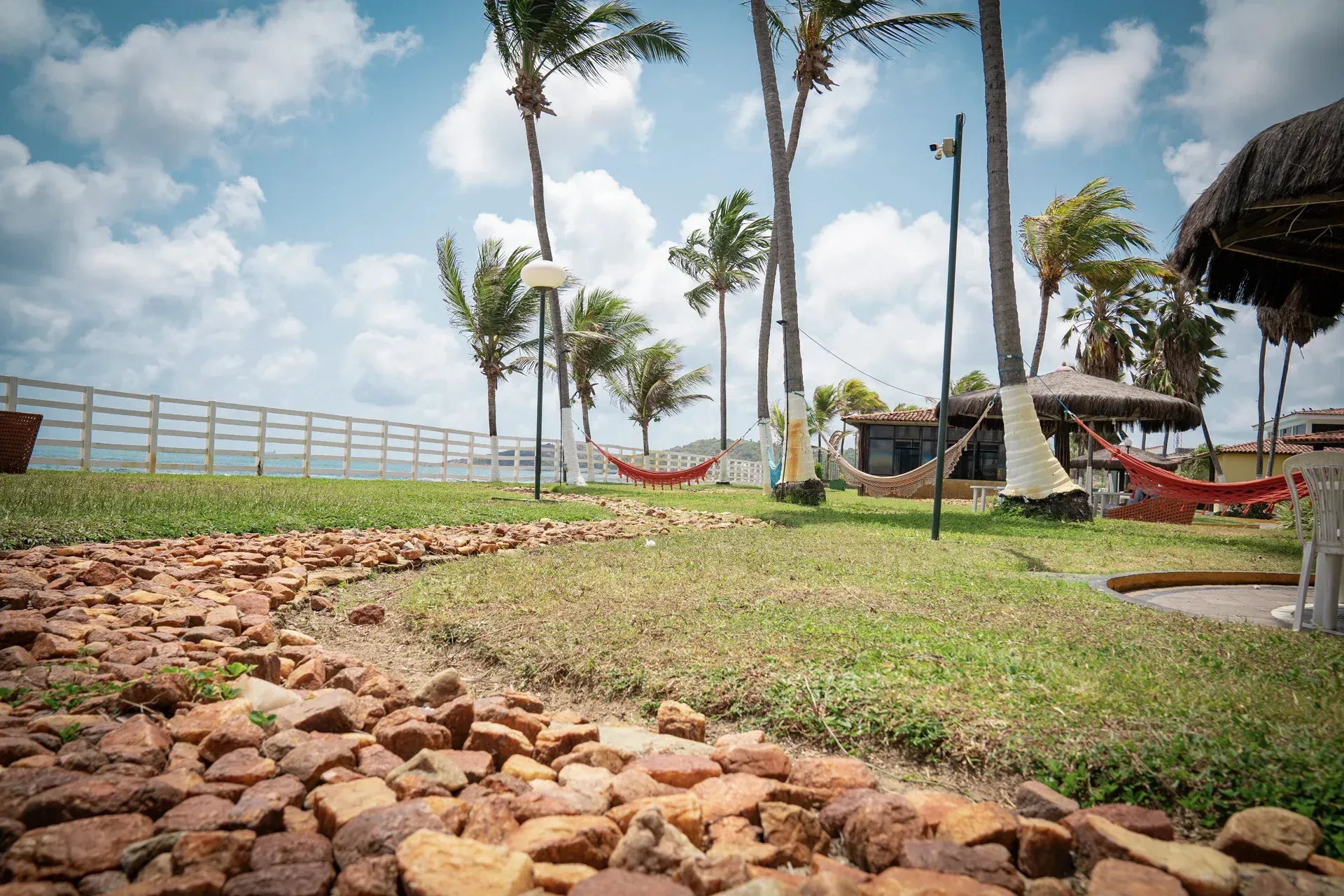 Uma rede está no meio de um campo verdejante.