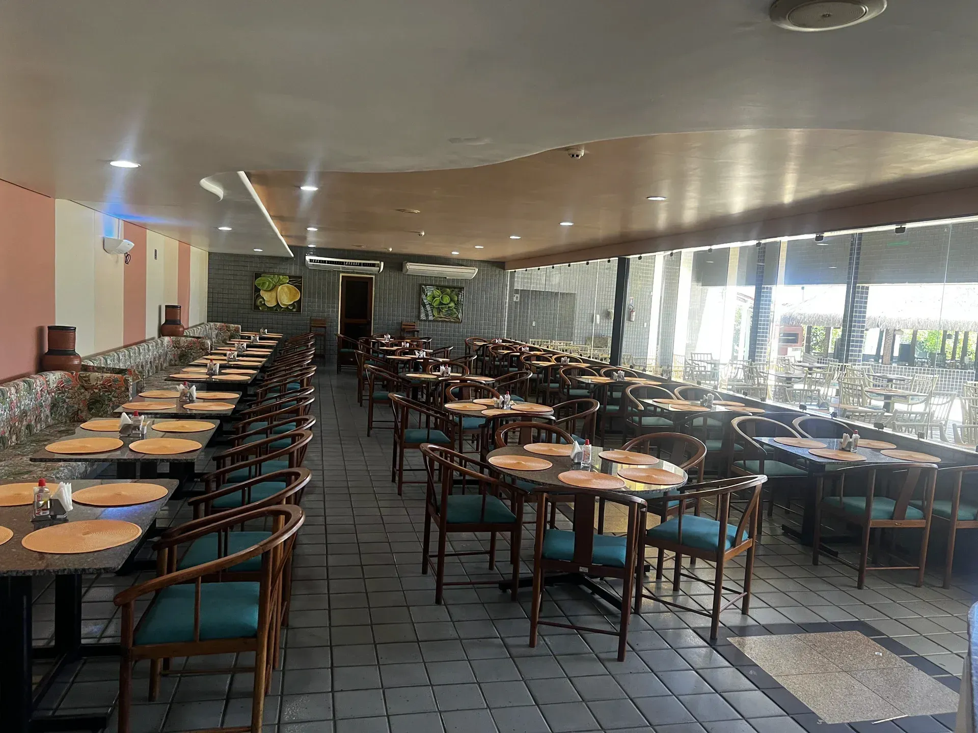 Há muitas mesas e cadeiras no restaurante.