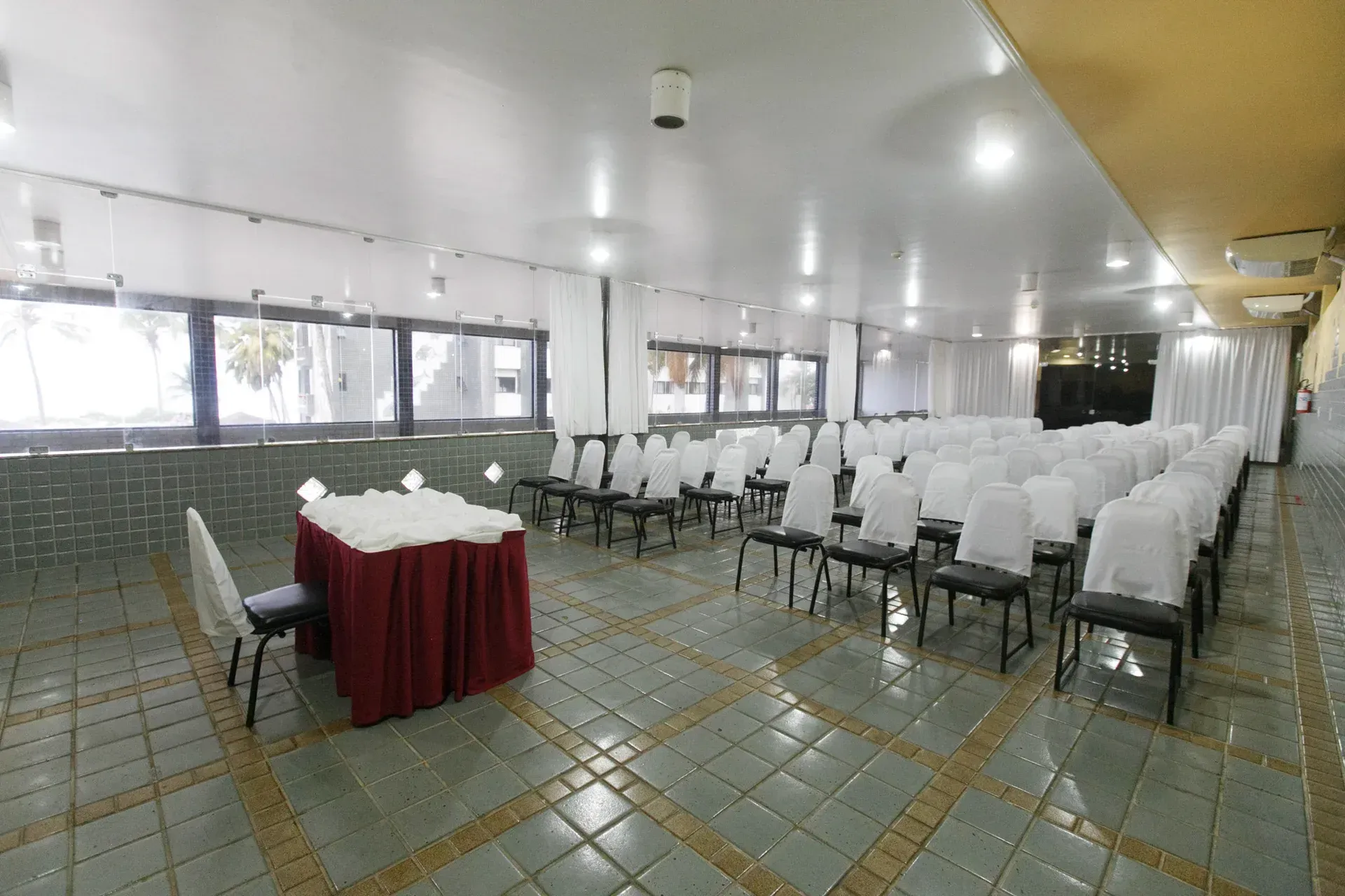 Uma sala grande com uma mesa e cadeiras.