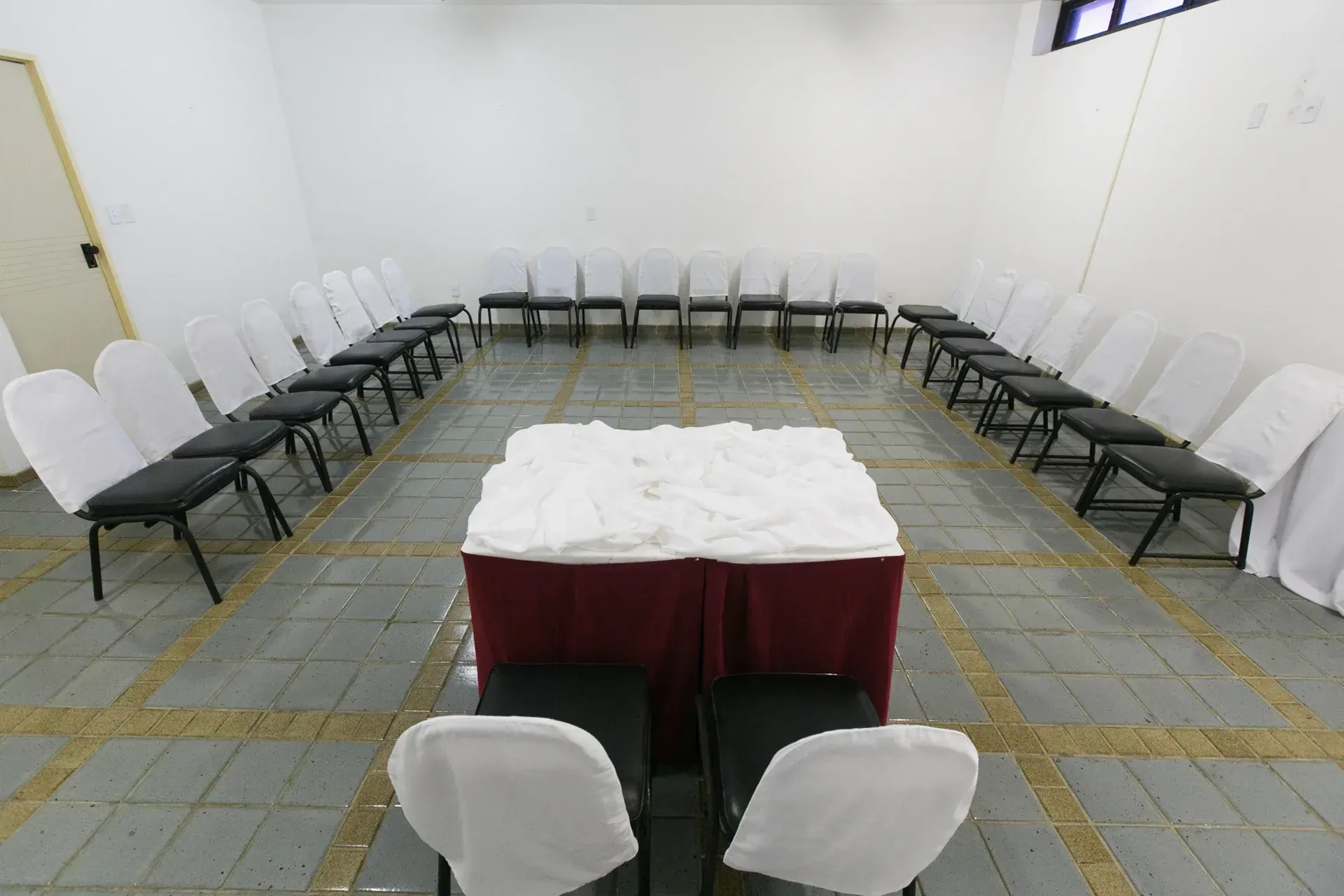 Uma sala com uma mesa e cadeiras