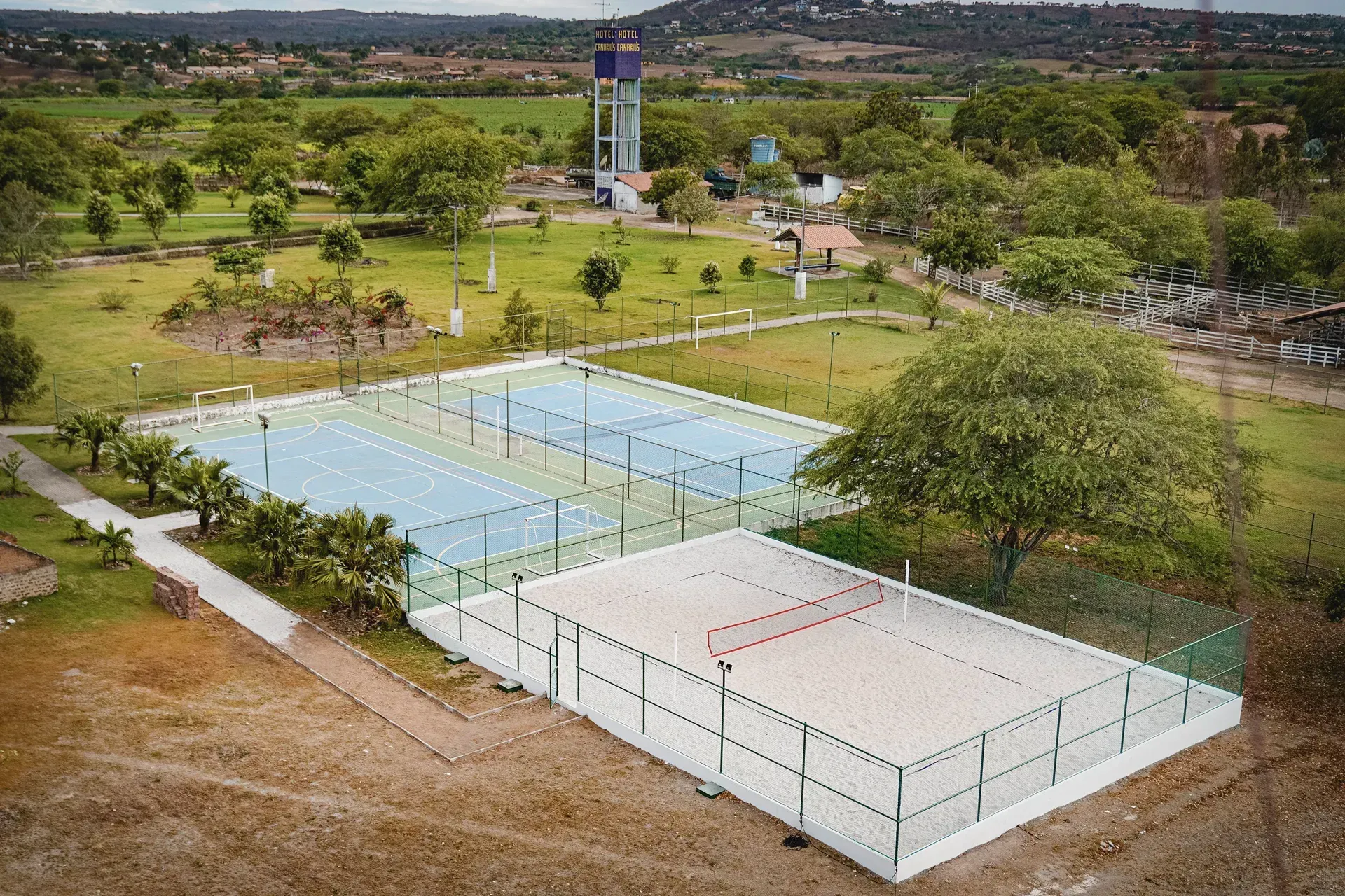 Uma vista aérea de uma quadra de tênis em um parque