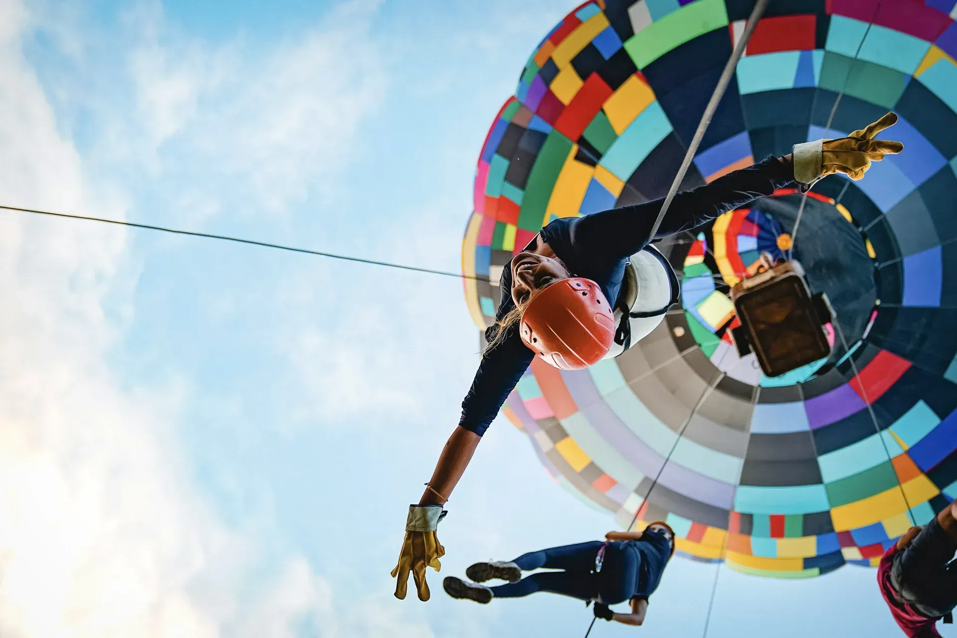 Uma pessoa está voando pelo ar em um balão de ar quente.