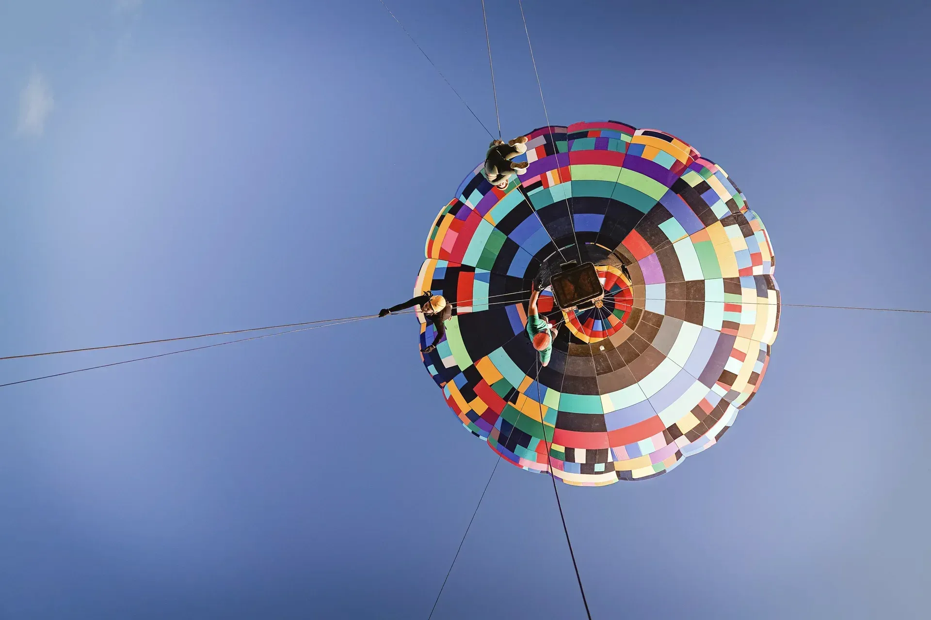 Um balão de ar quente colorido está voando no céu.