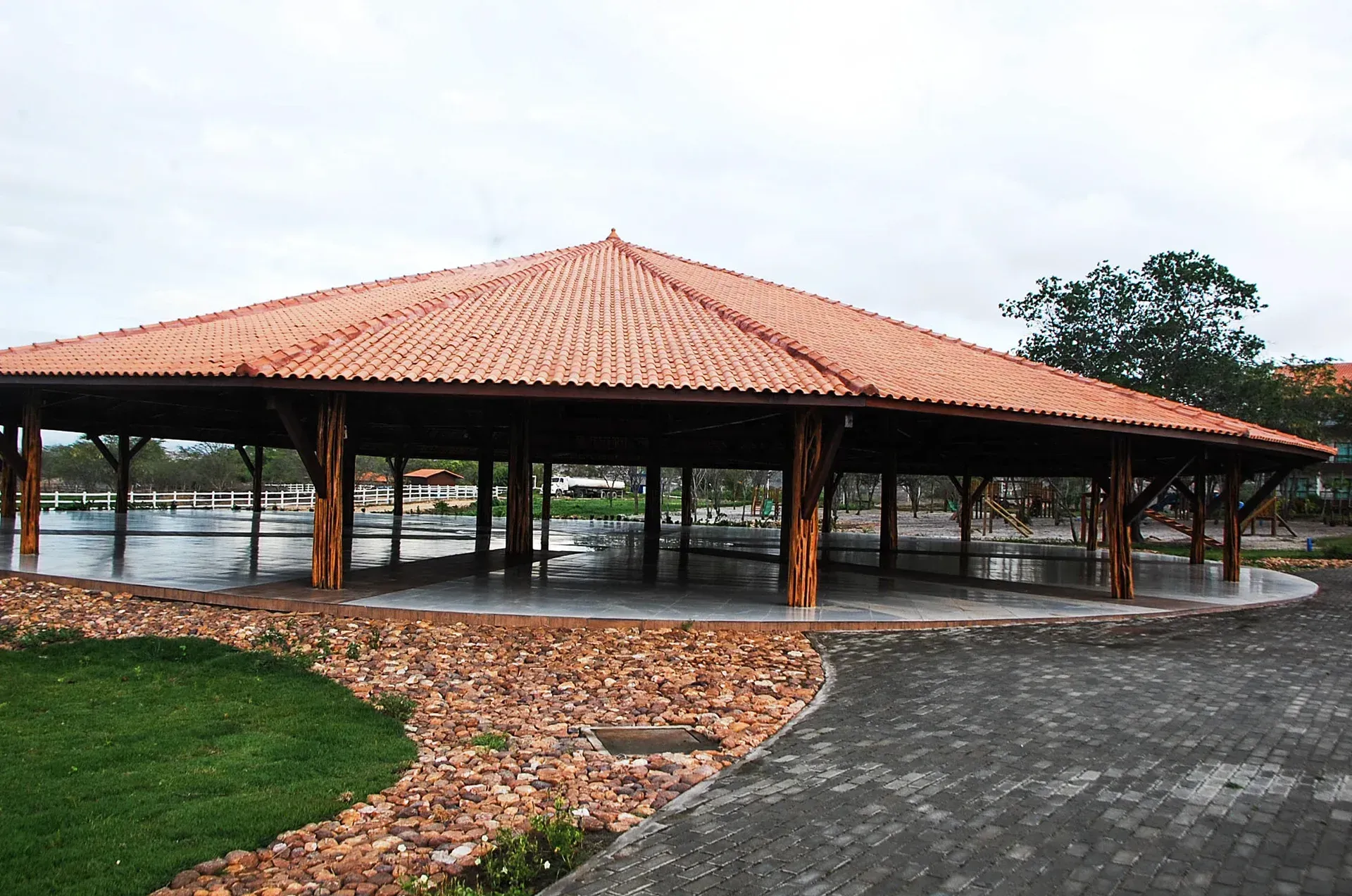 Uma grande estrutura de madeira com telhado de telha vermelha