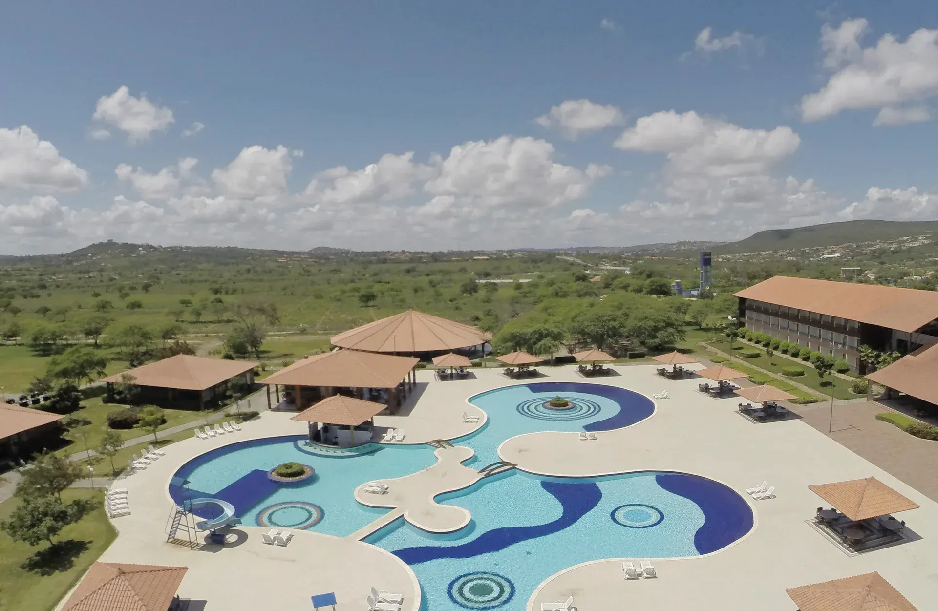 Uma vista aérea de uma grande piscina cercada por edifícios