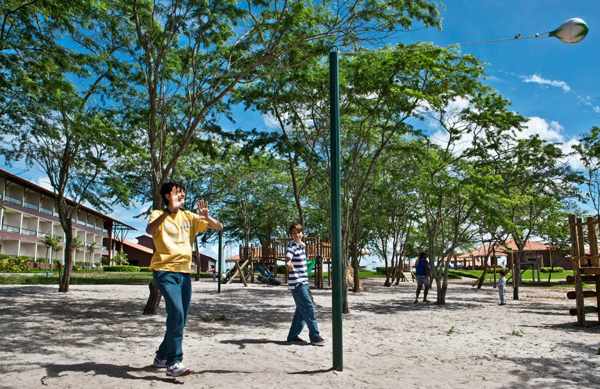 Duas crianças estão empinando uma pipa em um parque.