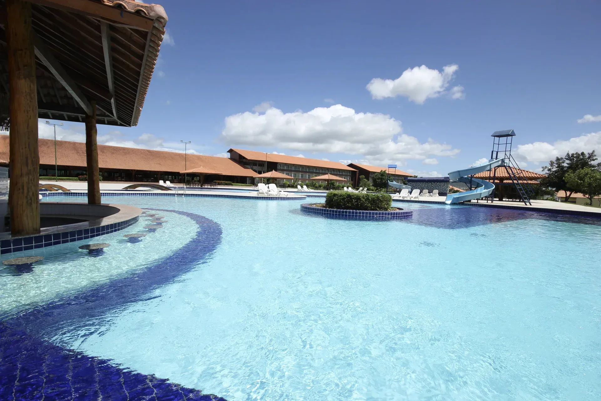 Uma grande piscina com um toboágua ao fundo